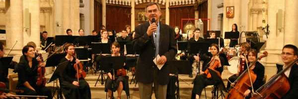Un orchestre symphonique dans l’église